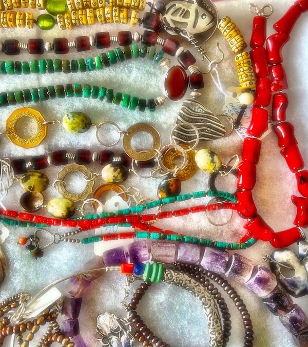 Quelle croisière propose des ateliers de fabrication de bijoux traditionnels lors des escales?